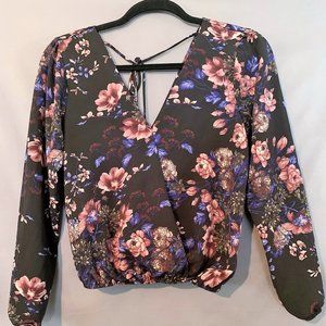WOMANS FLORAL TOP VERY PRETTY SIZE S